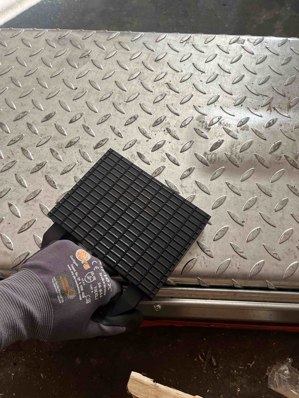 Gummiklotz "mit Sicherheitsgriff" für universelle Verwendung auf Scherenhebebühnen 160 x 120 x 40 mm