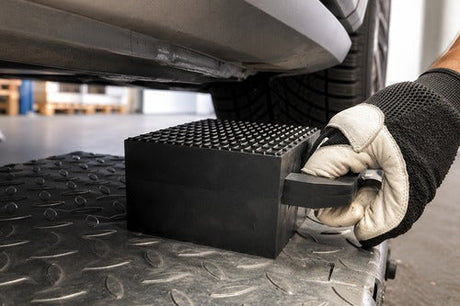 Mehr Sicherheit an der Scherenhebebühne mit den Böck SAFETY Gummiklötzen