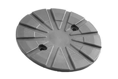 Vorderansicht eines schwarzen, runden Gummitellers (Artikelnummer 664202) für KFZ-Hebebühnen, mit Stahlplatte und zwei Löchern zum Verschrauben am Tragteller.